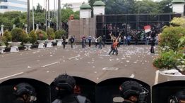 Demo Kian Memanas, Pagar DPR Jebol Massa Merangsek Masuk