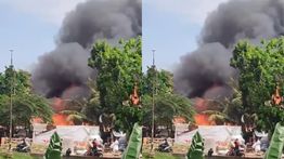 Kebakaran Lapak di BKT Jaktim, Asap Hitam Membumbung Tinggi