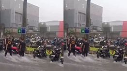 Banjir Rendam Cinere Depok, Motor Dievakuasi, Lalin Macet Total