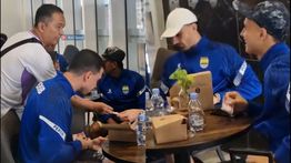 Momen Kocak Thom Haye dan Eliano Reijnders Dikasih Uang Jajan