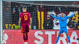 Detik-detik Kiper Lille Berke Ozer Kubur Kemenangan AS Roma Usai Gagalkan 3 Penalti