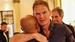 Simon Tahamata Foto Bareng Frank De Boer, Kode Jadi Pelatih Baru Timnas Indonesia?