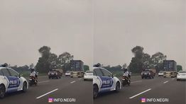 Pengendara Motor Wanita Nekat Masuk Tol Cikampek, Langsung Dikejar Polisi