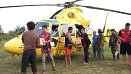 Helikopter BNPB Mendarat di Tepi Sungai Demi Antar Bantuan Warga Terisolasi