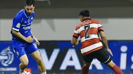 Thom Haye Cetak Gol Perdana di Persib Bandung saat Lawan Madura United