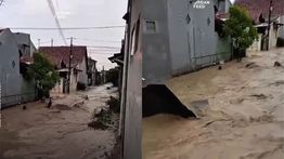 Viral Banjir di Perumahan Cirebon, Aspal Jalan Sampai Terangkat dan Mengapung