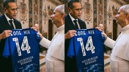 Presiden Como 1907 Ketemu Paus Leo XIV di Vatikan, Kasih Jersey Full Tanda Tangan Pemain