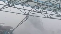 Viral Hujan Angin Porak Poranda Atap Stadion Pakansari Bogor