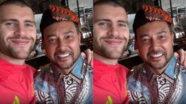 Potret Denny Landzaat Pakai Batik saat Kumpul Bareng Skuad Ajax Amsterdam