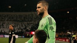 Maarten Paes Bertekad Jadi Kiper Utama Ajax Amsterdam