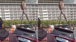 Proses Evakuasi Mobil BYD Nyemplung di Bundaran HI Jadi Tontonan Warga