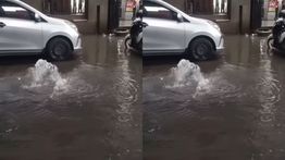 Warga Pasar Cipulir Dihebohkan dengan Muncul Semburan Air di Bawah Jalan