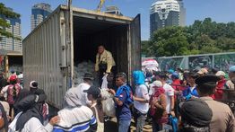 Ribuan Buruh Antre Sembako Gratis dari Presiden Prabowo di Monas