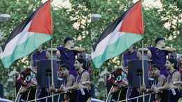 Barcelona Gelar Parade Juara Liga Spanyol, Lamine Yamal Kibarkan Bendera Palestina