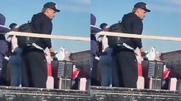 Bintang Uruguay Maxi Araujo Jadi Sorotan Usai Pulang di Jemput Mobil Sayur