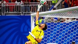 Kiper Tanjung Verde Vozinha Selamatkan Gawang 8 Kali saat Lawan Lionel Messi Dkk