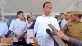 Beredar video memperlihatkan Presiden Jokowi hampir terjatuh gegara ada orang nyelonong saat hendak memberikan statement kepada awak media. Hal tersebut menjadi viral di media sosial.