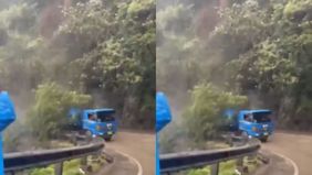 Beredar video detik-detik mobil truk hampir terkena tanah longsong di Jalan Sitinjau Lauik, Padang, Sumatera Barat. Hal tersebut menjadi viral di media sosial.