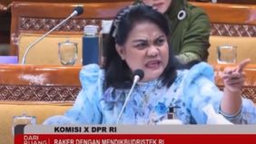 Komisi X DPR melakukan rapat kerja bersama Menteri Pendidikan, Kebudayaan, Riset dan Teknologi di Gedung Nusantara I, Kompleks Palmerah, Jakarta.