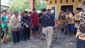 Seorang pria asal Lampung nekat menghabisi tetangganya sendiri gara-gara diejek nggak punya anak. Hal tersebut menjadi viral di media sosial.