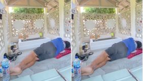 Viral Bapak Ini Buat Tempat Tidur di Samping Makam Istrinya