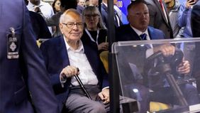 Orang kaya ke-7 dunia, Warren Buffett menjual kepemilikan saham Apple mencapai 75,5 miliar dolar AS atau setara Rp1.225 triliun.