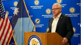 Gubernur Minnesota, Tim Walz, secara resmi menerima nominasi Partai Demokrat sebagai calon wakil presiden dalam pidato utamanya di Konvensi Nasional.