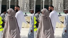 Seorang pemandu umrah tidak sengaja bertemu mantan bintang Timnas Prancis yaitu Karim Benzema di Mekkah. Hal tersebut menjadi viral di media sosial.