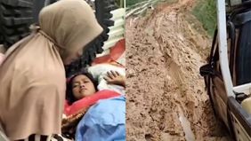 Seorang ibu hamil tertahan di atas mobil pick up usai kendaraanya tertahan lumpur akibat jalan rusak parah di Desa Hegarmanah, Kecamatan Ara, Kabupaten Tabalong, Kalimantan Selatan.