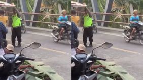 Seorang pengendara motor tewas usai gagal salip mobil truk dan terjatuh terlintas hingga tewas. Hal tersebut menjadi viral di media sosial.