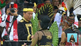 Presiden Jokowi berikan beberapa sepeda ke tamu undangan yang meraih kemenangan dengan penggunaan busana adat terbaik.