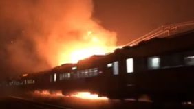 Memperlihatkan kereta api menembus kobaran api yang cukup besar di Karawang dari rumah yang terbakar. Hal tersebut menjadi viral di media sosial.