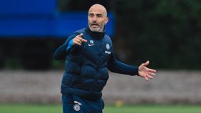 Pelatih baru Chelsea, Enzo Maresca mengasingkan dengan pemainnya yaitu Raheem Sterling dan Ben Chilwell.