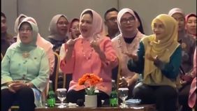 Ibu Negara, Iriana Jokowi terlihat asyik sedang berjoget ketika ia melakukan kunjungan kerja di Makassar, Sulawesi Selatan pada Kamis kemarin, 22 Agustus 2024.