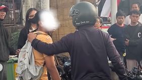 Seorang pelajar berinisial CA (18) adu jotos dengan warga dalam keadaan mabuk setelah motor yang dikendarainya menabrak di Denpasar. Hal tersebut menjadi viral di media sosial.