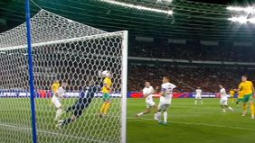 Kiper Timnas Indonesia, Maarten Paes mampu tampil luar biasa di bawah mistar gawang saat berhasil menahan imbang tanpa gol Australia di babak Kualifikasi Piala Dunia 2026 Grup C Zona Asia putaran ketiga di Stadion Gelora Bung Karno pada Selasa malam 