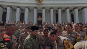 Presiden terpilih, Prabowo bertemu dengan puluhan anggota Polri saat menghadiri rapat di Ibu Kota Nusantara (IKN), Kalimantan Timur pada Jumat kemarin, 13 September 2024.