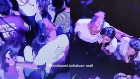 Beredar video memperlihatkan seorang pria dan kekasihnya sedang menikmati sebuah konser. Namun ada yang aneh dari tangan pria tersebut. Hal ini menjadi viral di media sosial.