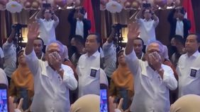 Menteri Pekerja Umum dan Perumahan Rakyat (PUPR), Basuki Hadimuljono menangi dalam acara perpisahan di kantornya. Hal tersebut menjadi viral di media sosial.