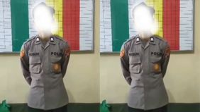 Seorang pria bernama Teguh ditangkap setelah menjadi polisi gadungan di Surabaya. Hal tersebut menjadi viral di media sosial.