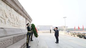 Presiden RI Prabowo Subianto melakukan peletakan karangan bunga atau biasa disebut dengan Flower Tribute di Monumen Pahlawan Nasional, Tiananmen, China, Sabtu 9 November 2024.