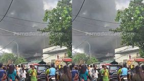 Beredar video memperlihatkan sebuah gudang wallpaper terbakar hebat di Jalan Muara Baru Ujung, Kecamatan Penjaringan, Jakarta Utara, pada Jumat siang, 15 November 2024.