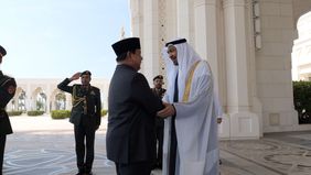 Presiden RI Prabowo Subianto disambut meriah oleh presiden UEA Mohammed bin Zayed Al Nahyan di Istana Kepresidenan Qasr Al Watan.