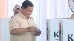 Presiden Prabowo terlihat bersama beberapa rombongannya tiba di TPS 08, Dewa Bojong, Koneng, Babakan Madang, Bogor pada Rabu pagi, 27 November 2024.