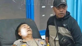 Kapolres Mamberamo Tengah, AKBP Rahman, tertancap anak panah saat meredam aksi pendukung Wakil Bupati.
