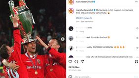 Klub asal Premier League, Manchester United mengunggah foto pemain yang sedang mengangkat trofi. Hal tersebut diduga menyindir Gus Miftah.