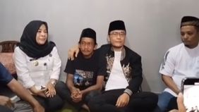 Pendakwah ternama sekaligus Utusan Khusus Presiden Bidang Kerukunan Beragama dan Pembinaan Sarana Keagamaan, Gus Miftah menyambangi rumah Suharji yang merupakan penjual es teh.