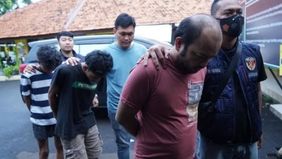 Tiga orang polisi gadungan ditangkap di Palmerah, Jakarta Barat, setelah melakukan aksi pemerasan dengan modus menuduh korban menggunakan narkoba.