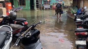 Daerah kawasan RW 22 Muara Angke Jl Dermaga Ujung 1 Pluit Kecamatan Penjaringan Jakarta Utara kembali diterjang banjir Rob pada Jumat pagi tadi, 13 Desember 2024.