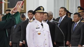 Presiden Prabowo Subianto baru saja melati Muhidin sebagai Gubernur Kalimantan Selatan menggantikan posisi Sahbirin Noor di Istana Negara pada Senin siang 16 Desember 2024.